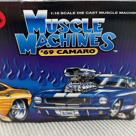 Muscle Machines '69 Chevy Camaro Orange w/ White Stripes & Fuel Lines 1:18 Scale - Picture 3 of 6